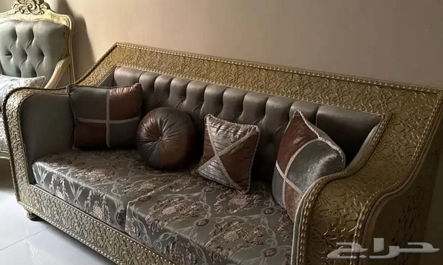 كنب كلاسيكي نظيييف جدا للبيع64236458897026110