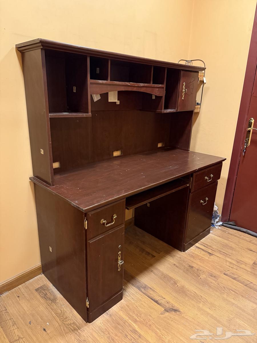 مكتب كمبيوتر بأدراج وأبواب وأرفف بحالة ممتازة64244433959555110