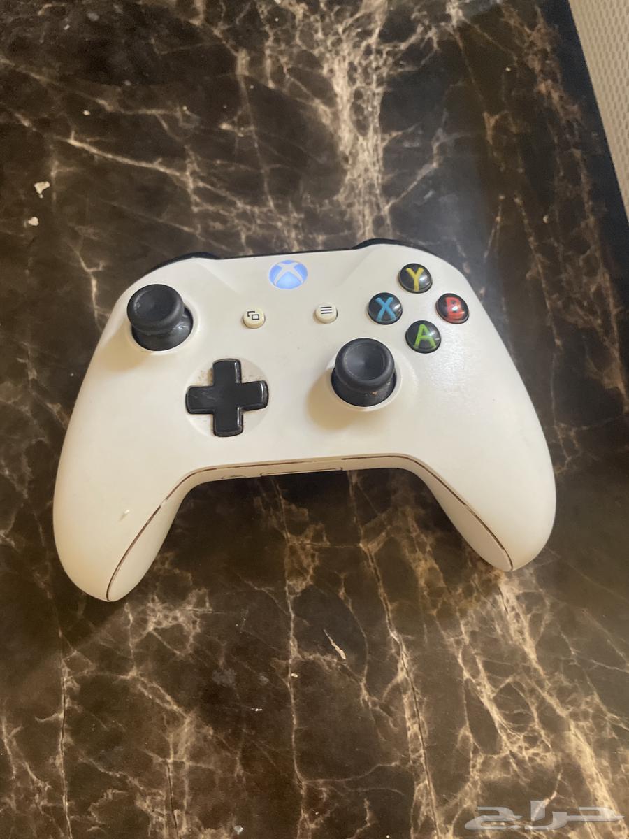 Xbox 1 in good condition or has it been repaired with controller64244757870337112