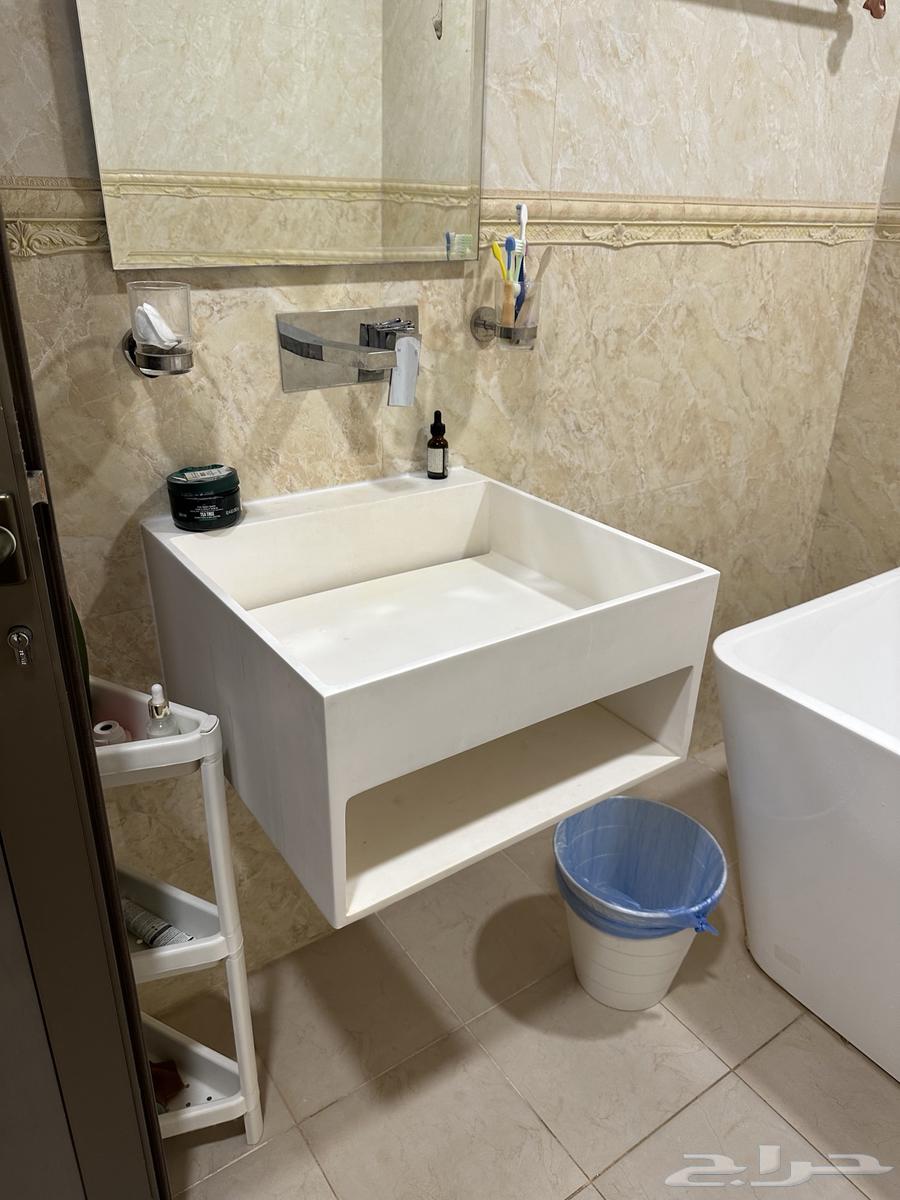 Two large bathrooms, two washbasins, and two Western-style toilets64243691901442113