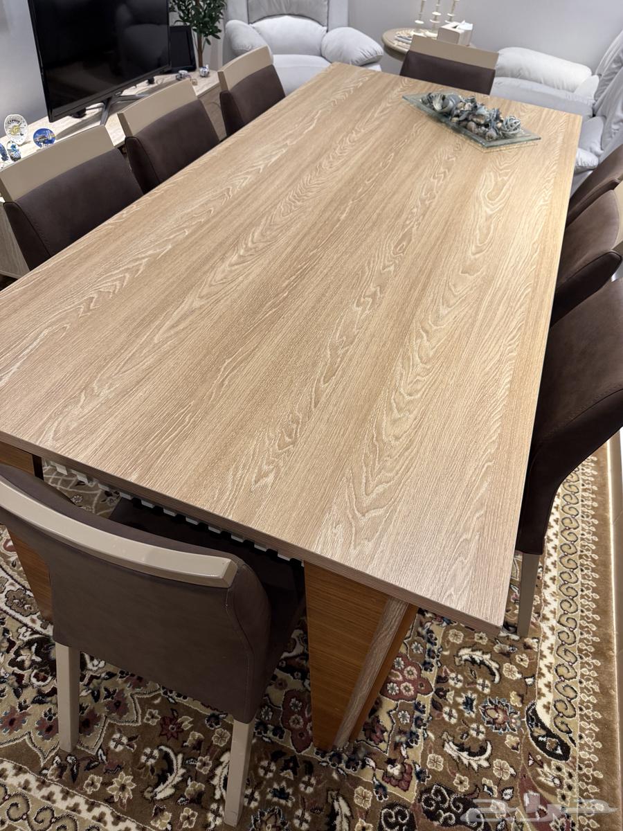 Dining table with 8 chairs64240232272641110