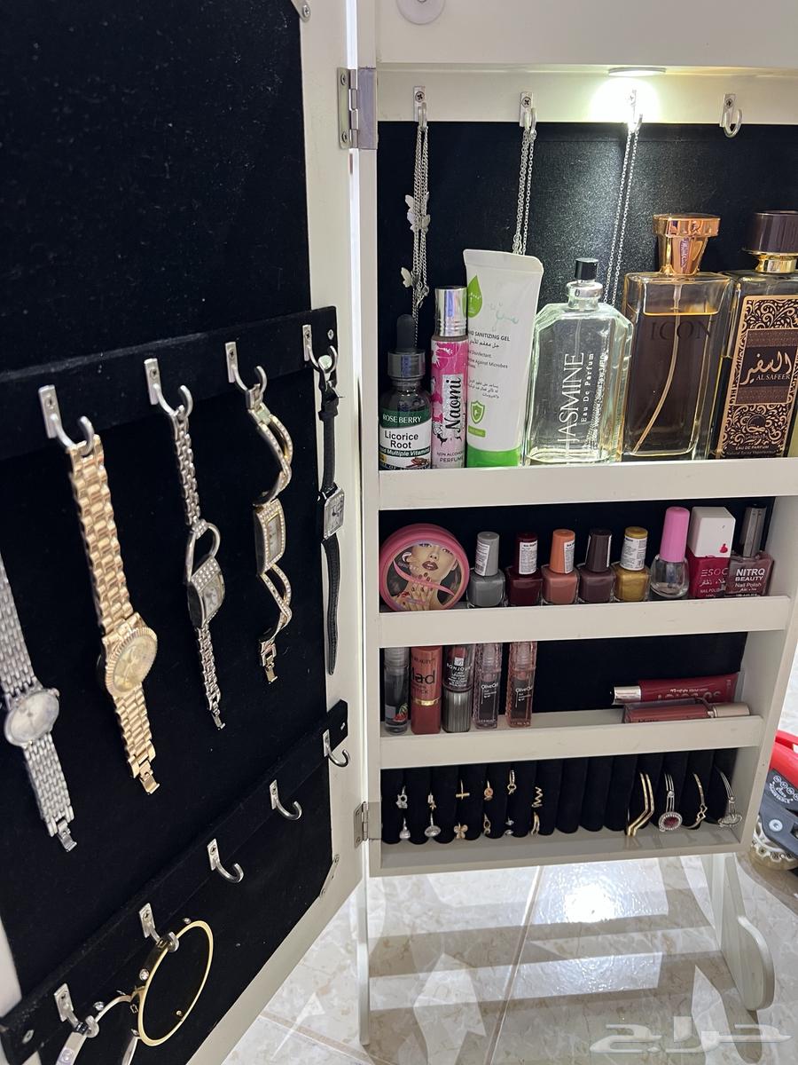 Mirror that opens from the inside64418458650498111