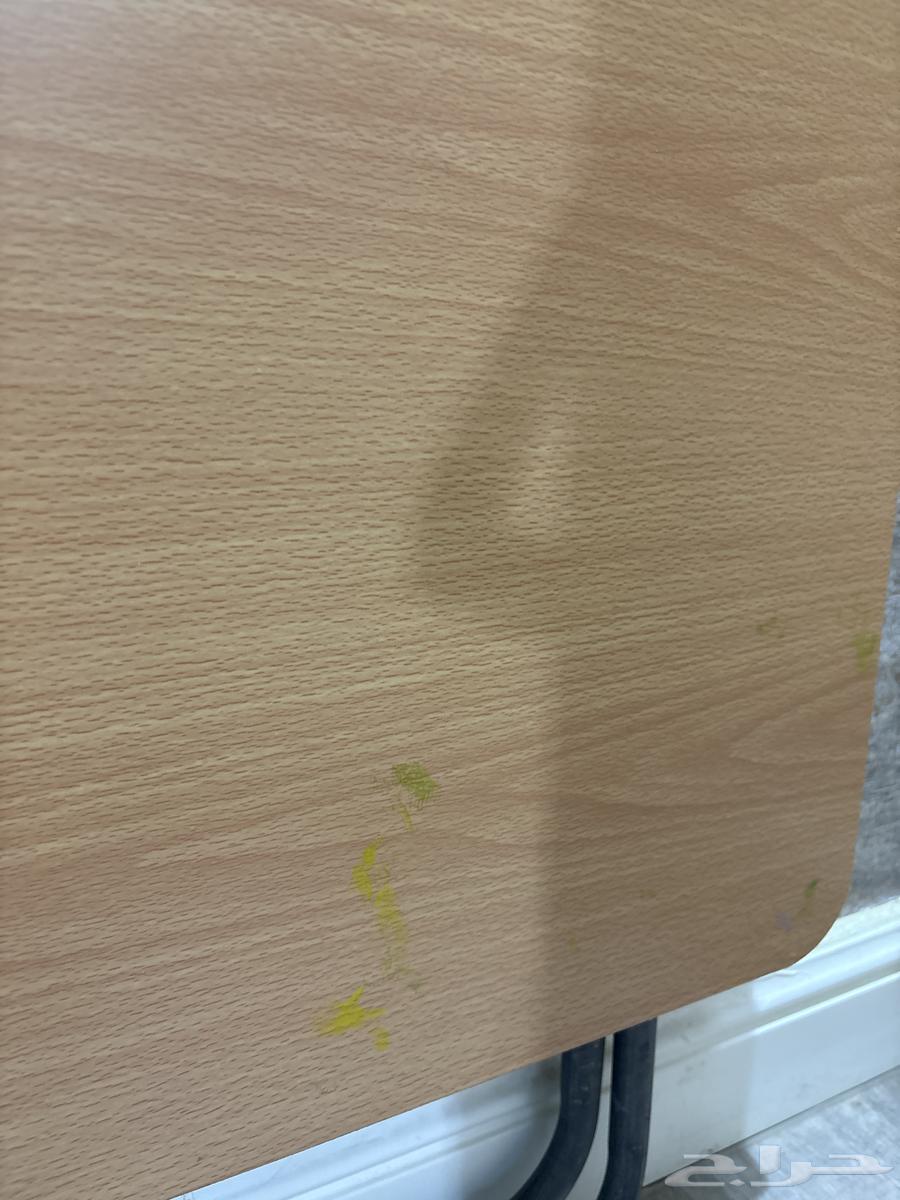 طاولة خشب فيها خدوش راح ابينها فالصور64249065870723112