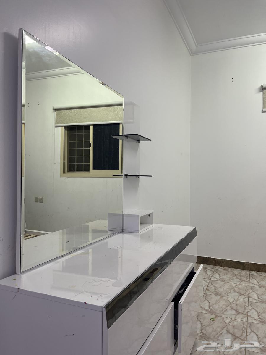 دولاب للبيع مع التسريحة اثنين كبيدينه64250927866241110