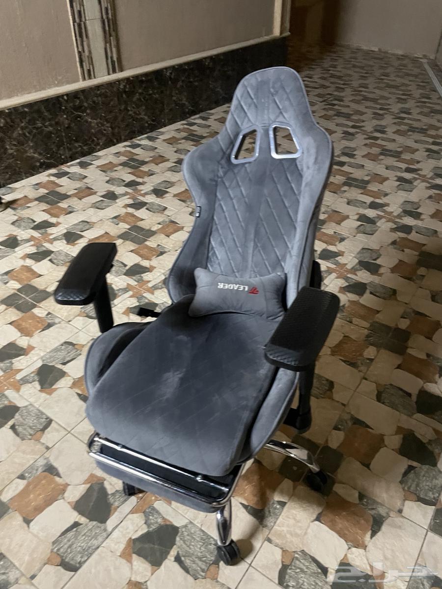 كرسي قيمني مكسور للبيع64255537039489112