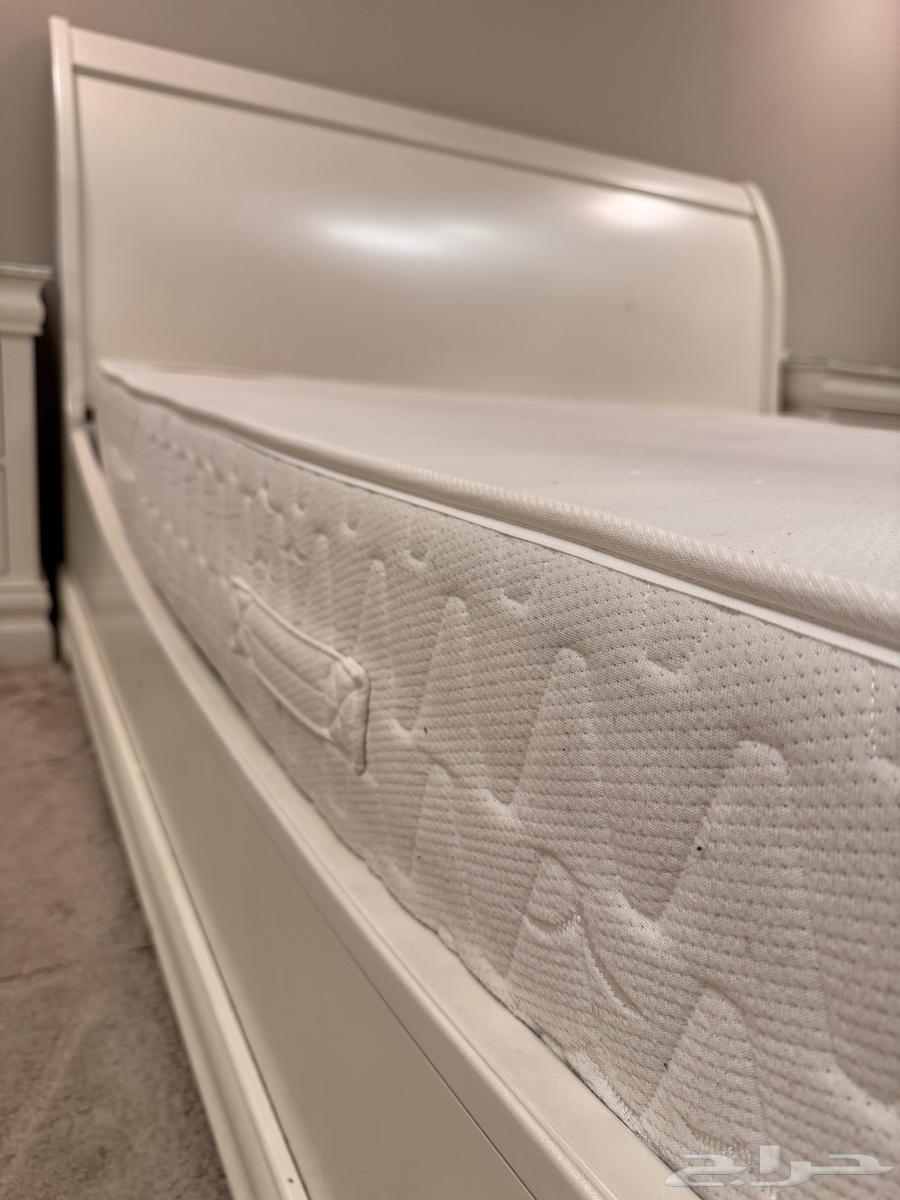 للبيع سرير مع المرتبة والكمدينتين   مقاس كنج 180 210 - ابيض64252314217729110