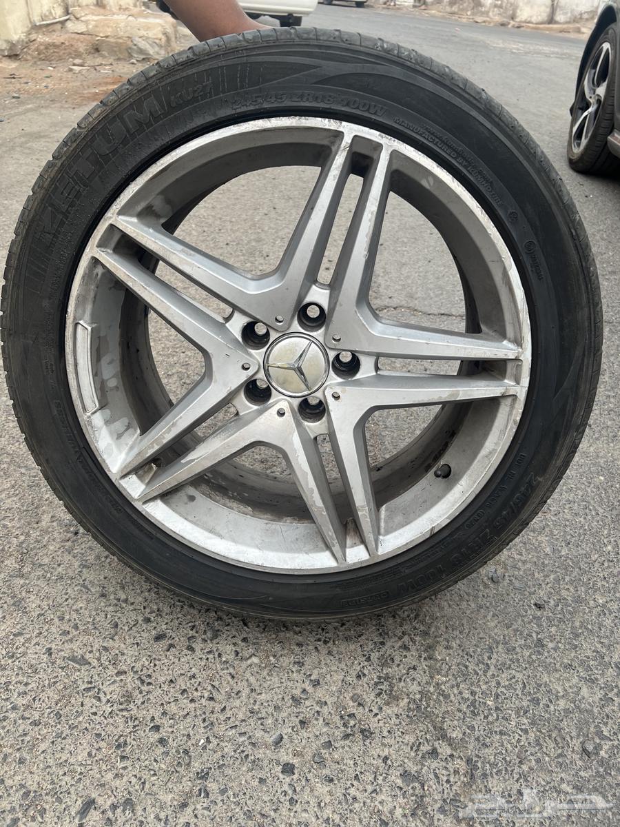 One 18-inch front rim, 8.5 inches wide, and a second star-shaped rim available in 2 front64409310708353111