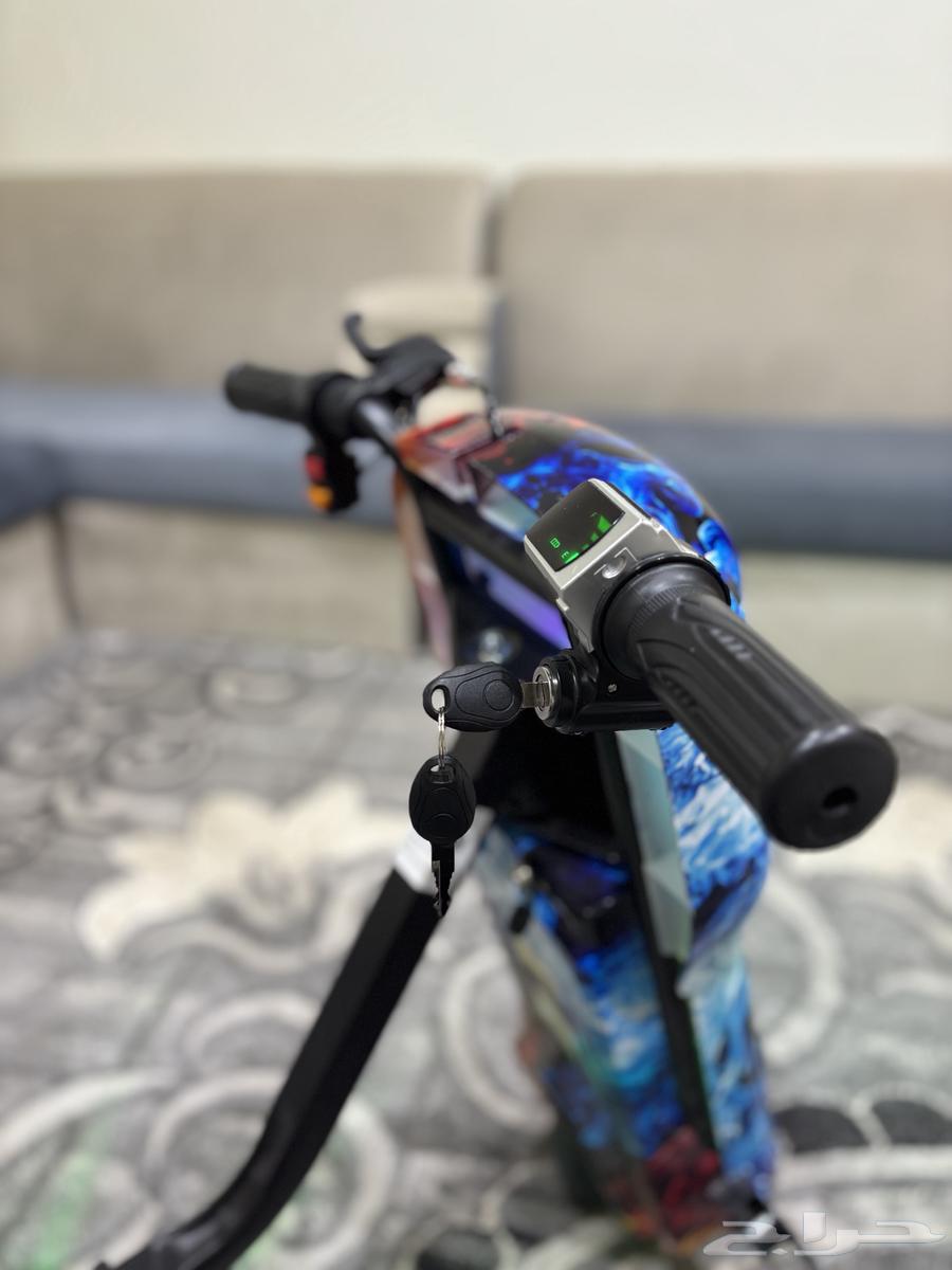 New scooter, reason for selling: didn't like it, comes with charger and two keys64234644088963113