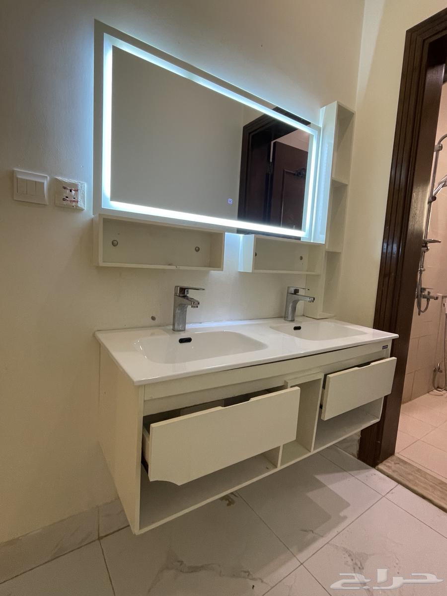 Double basin sink with mirror and mixers64250766284161110