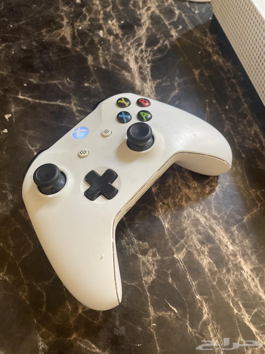 Xbox 1 in good condition or has it been repaired with controller64244757870337113