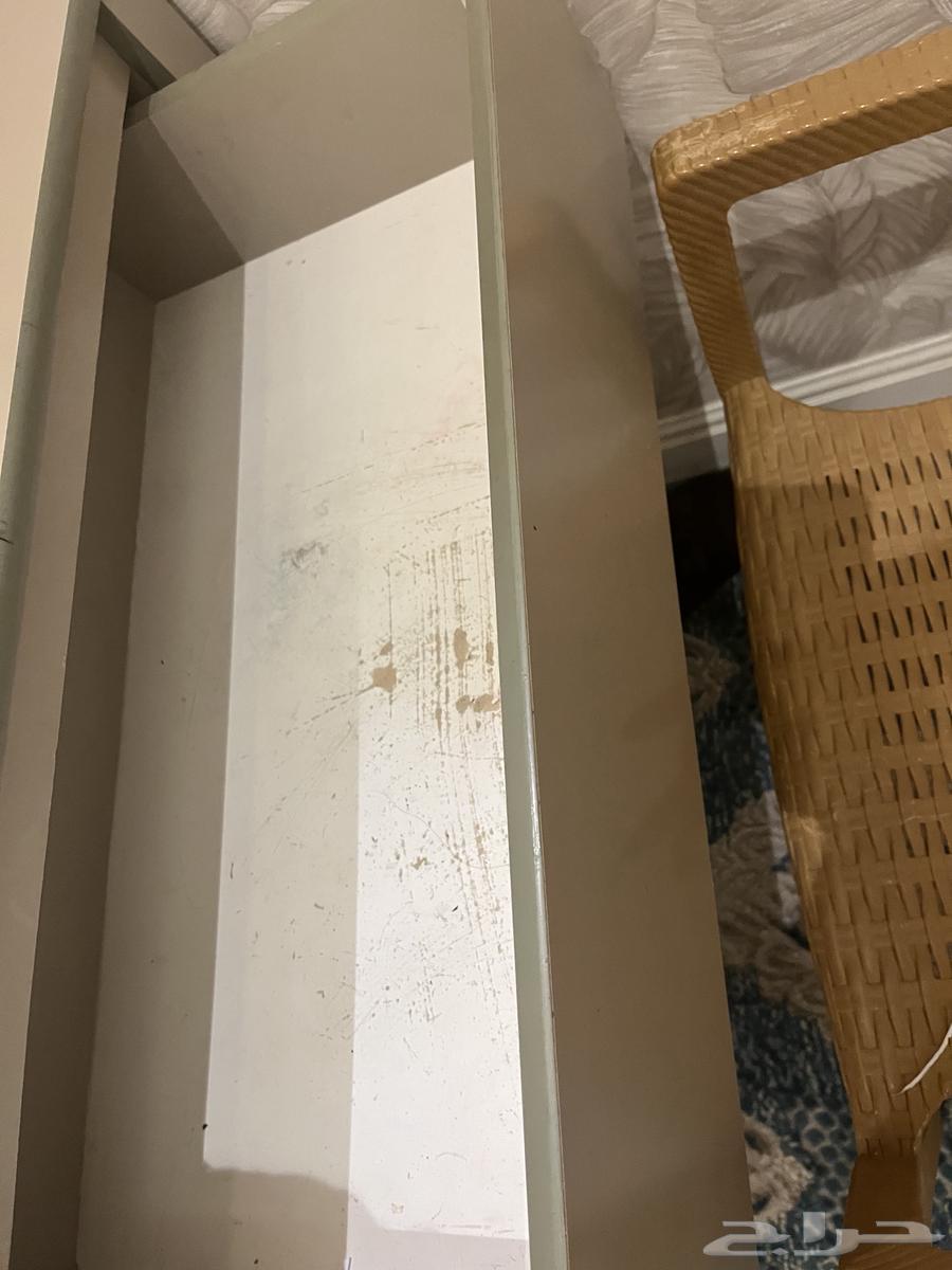 طاولة خشب جديدة ومافيها اي كسور مع كرسي بلاستيك64252023872899114