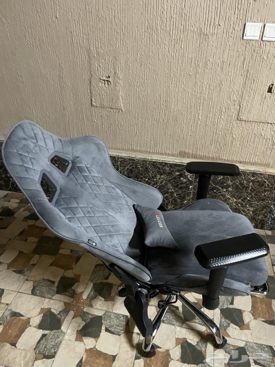 كرسي قيمني مكسور للبيع64255537039489113