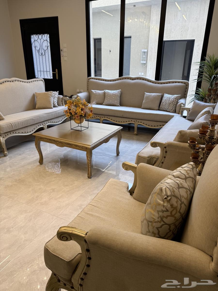 Sofa with 5 tables64236087697921111