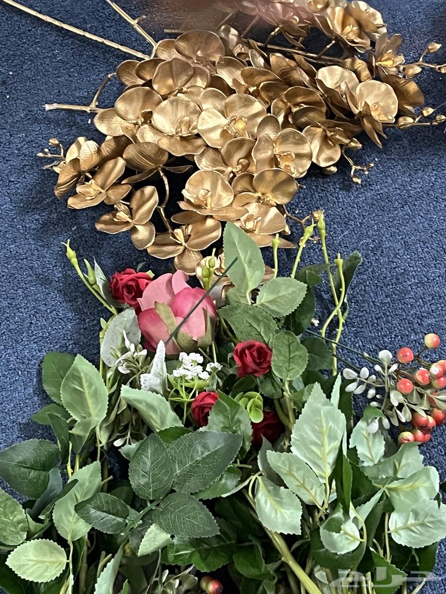 Floor table with iron legs and artificial roses at a reduced price64237078953219113