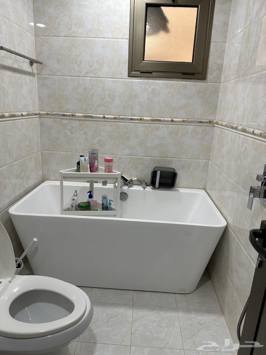 Two large bathrooms, two washbasins, and two Western-style toilets64243691901442110