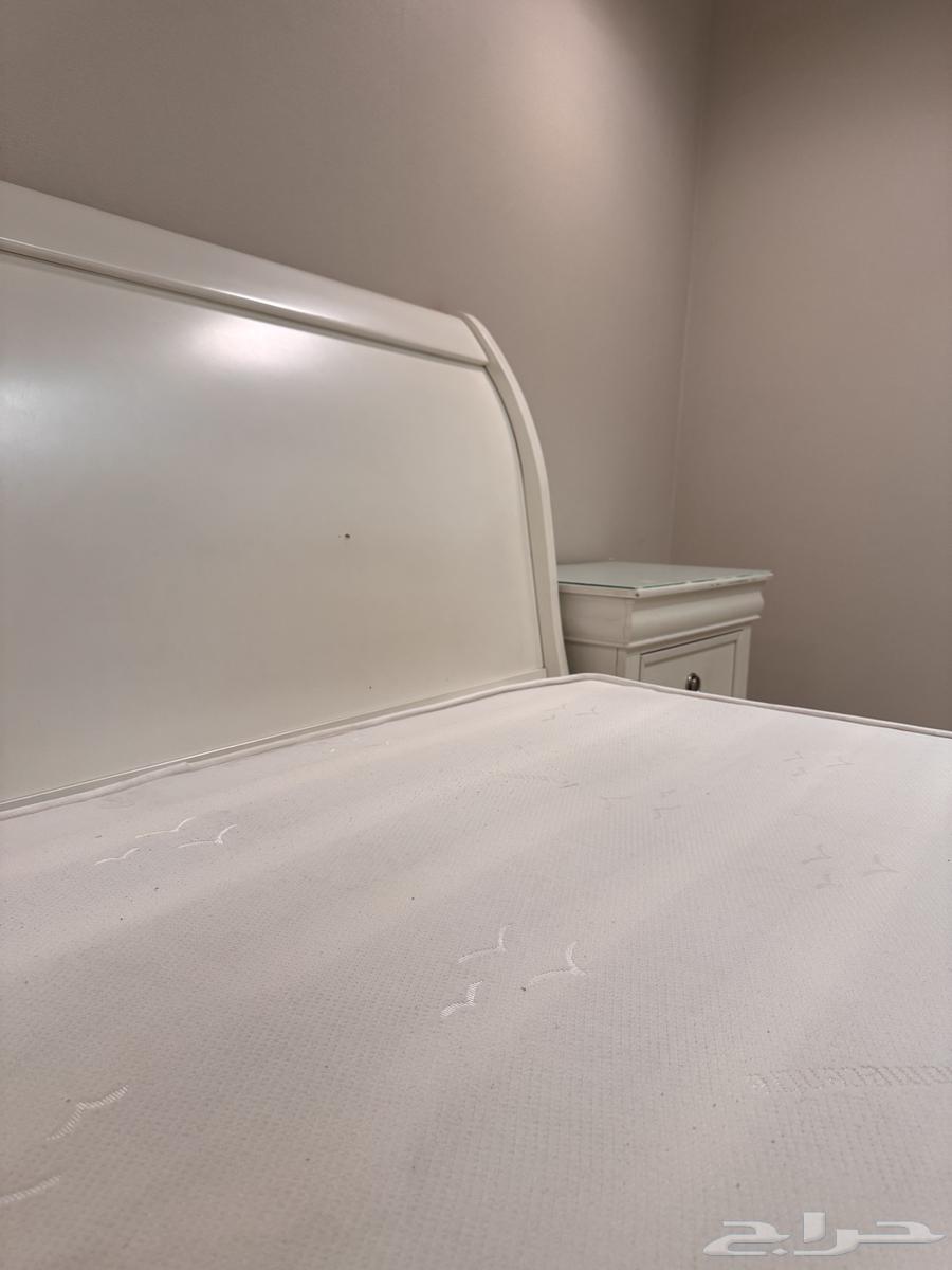 للبيع سرير مع المرتبة والكمدينتين   مقاس كنج 180 210 - ابيض64252314217729112