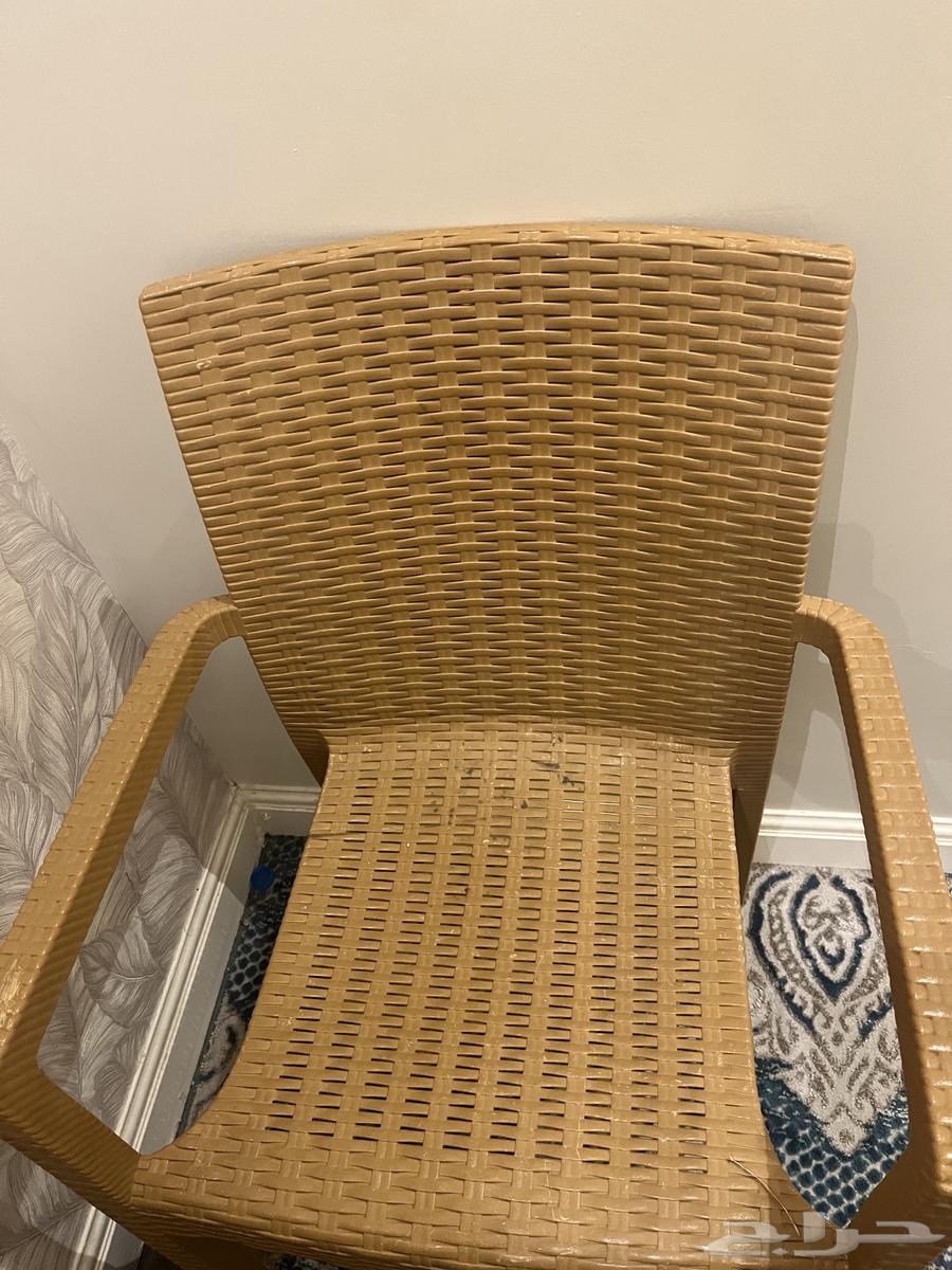 طاولة خشب جديدة ومافيها اي كسور مع كرسي بلاستيك64252023872899112