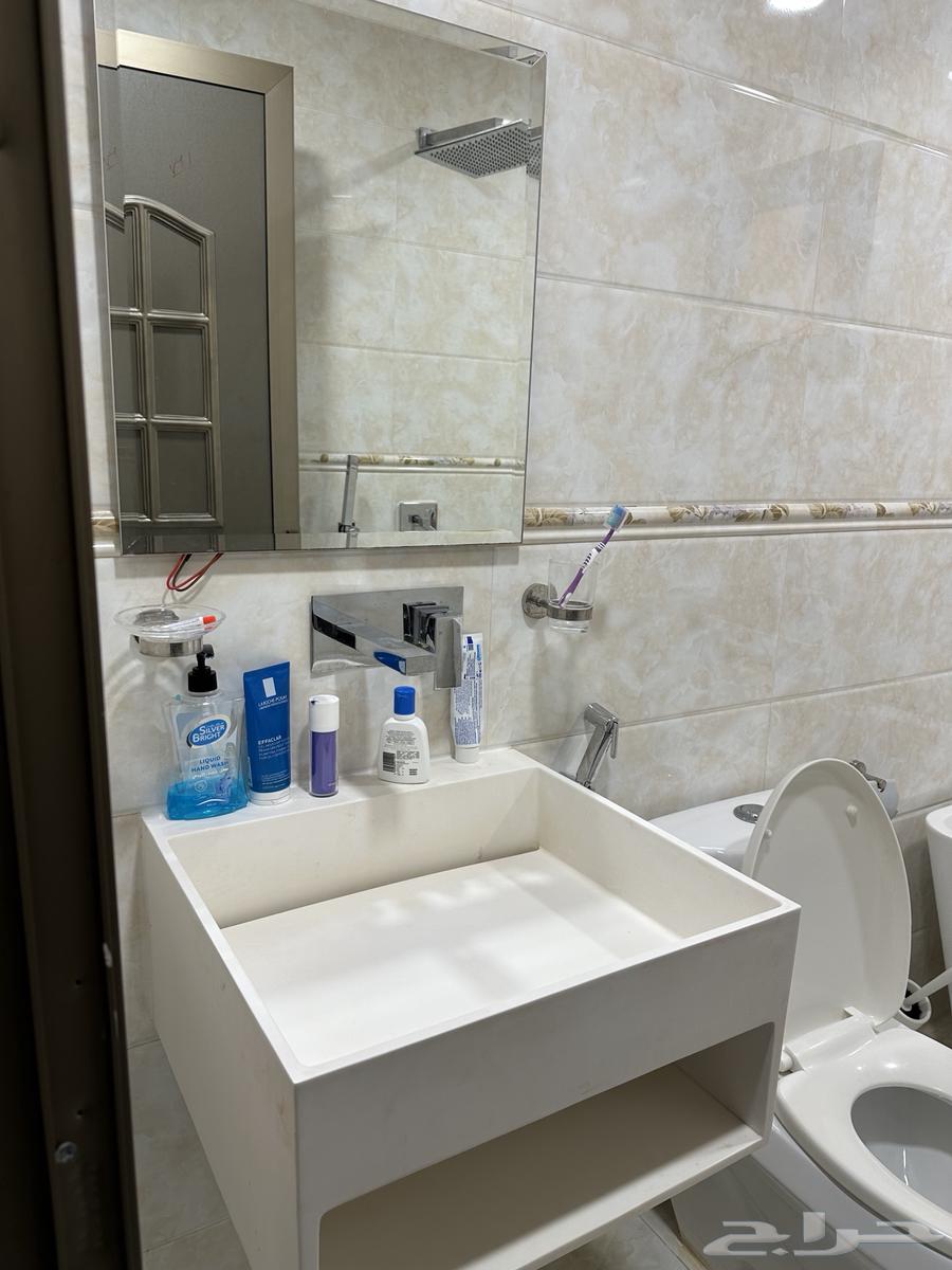 Two large bathrooms, two washbasins, and two Western-style toilets64243691901442111