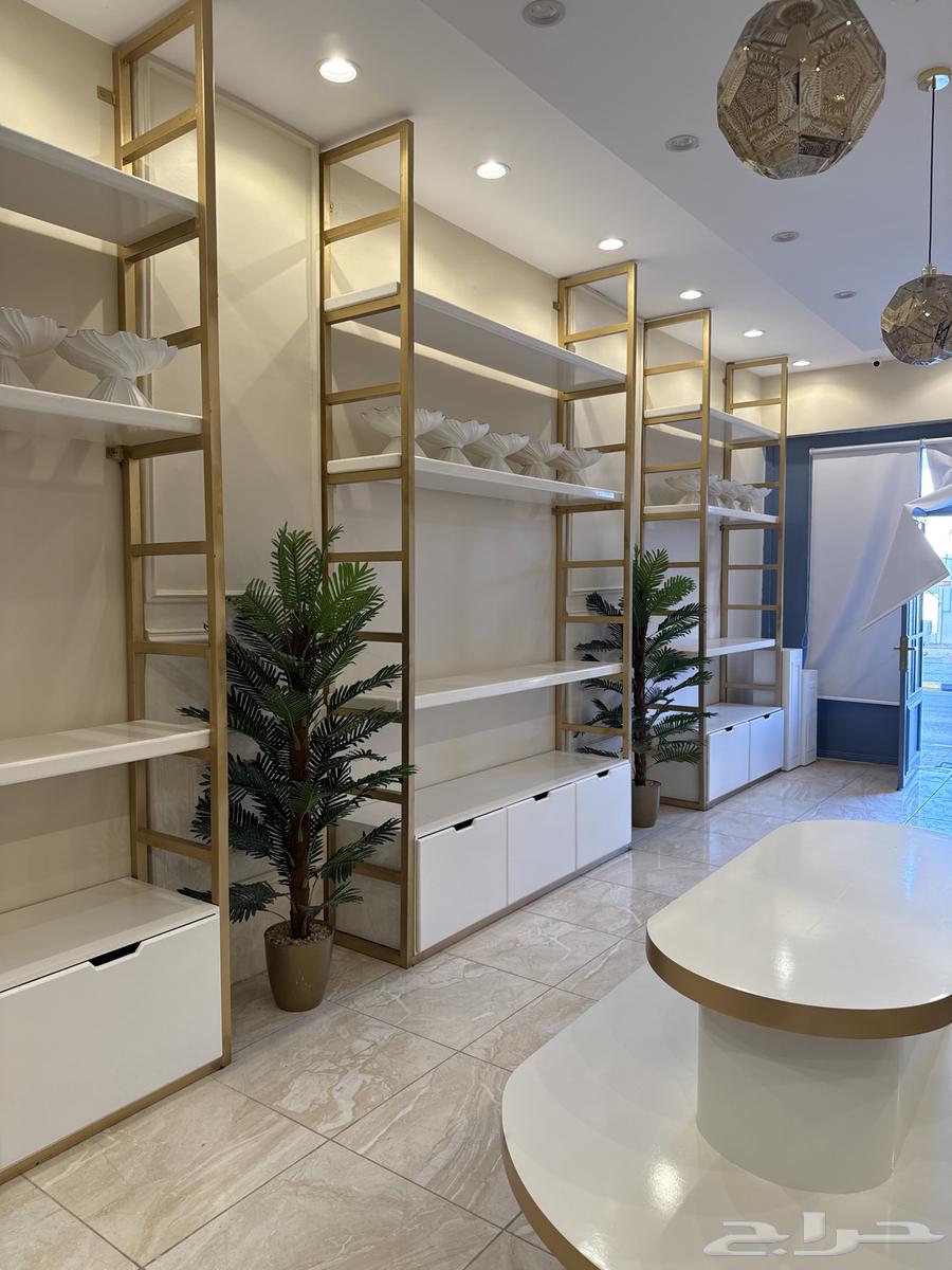 طاولات محل للبيع64248490514691111