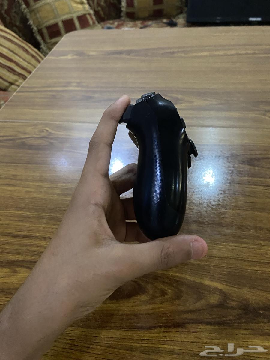 يد سوني فور للبيع ما في الاه مشكله وحد R2 مو كويس64237727376643113