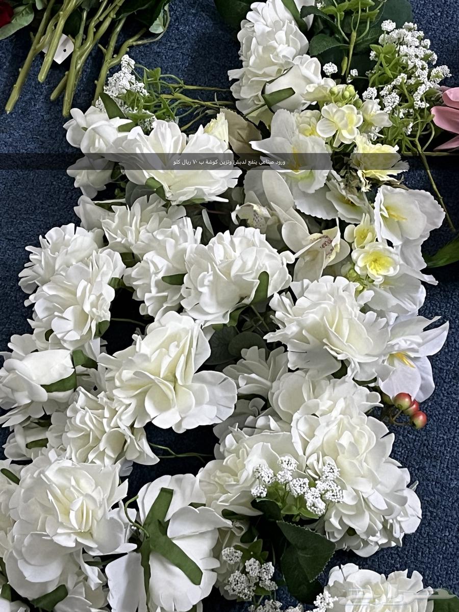 Floor table with iron legs and artificial roses at a reduced price64237078953219112