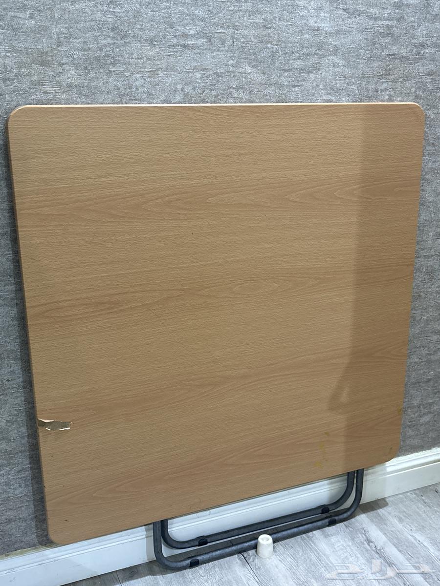 طاولة خشب فيها خدوش راح ابينها فالصور64249065870723110