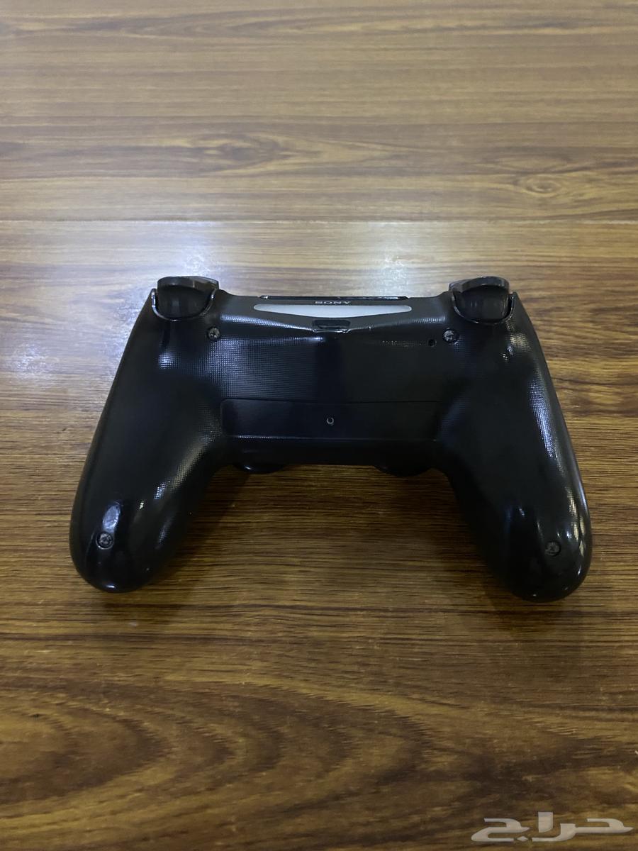 يد سوني فور للبيع ما في الاه مشكله وحد R2 مو كويس64237727376643111
