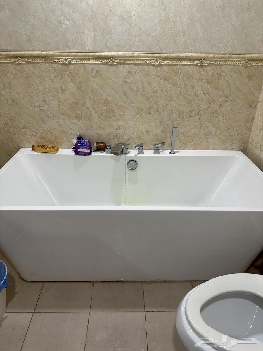 Two large bathrooms, two washbasins, and two Western-style toilets64243691901442112