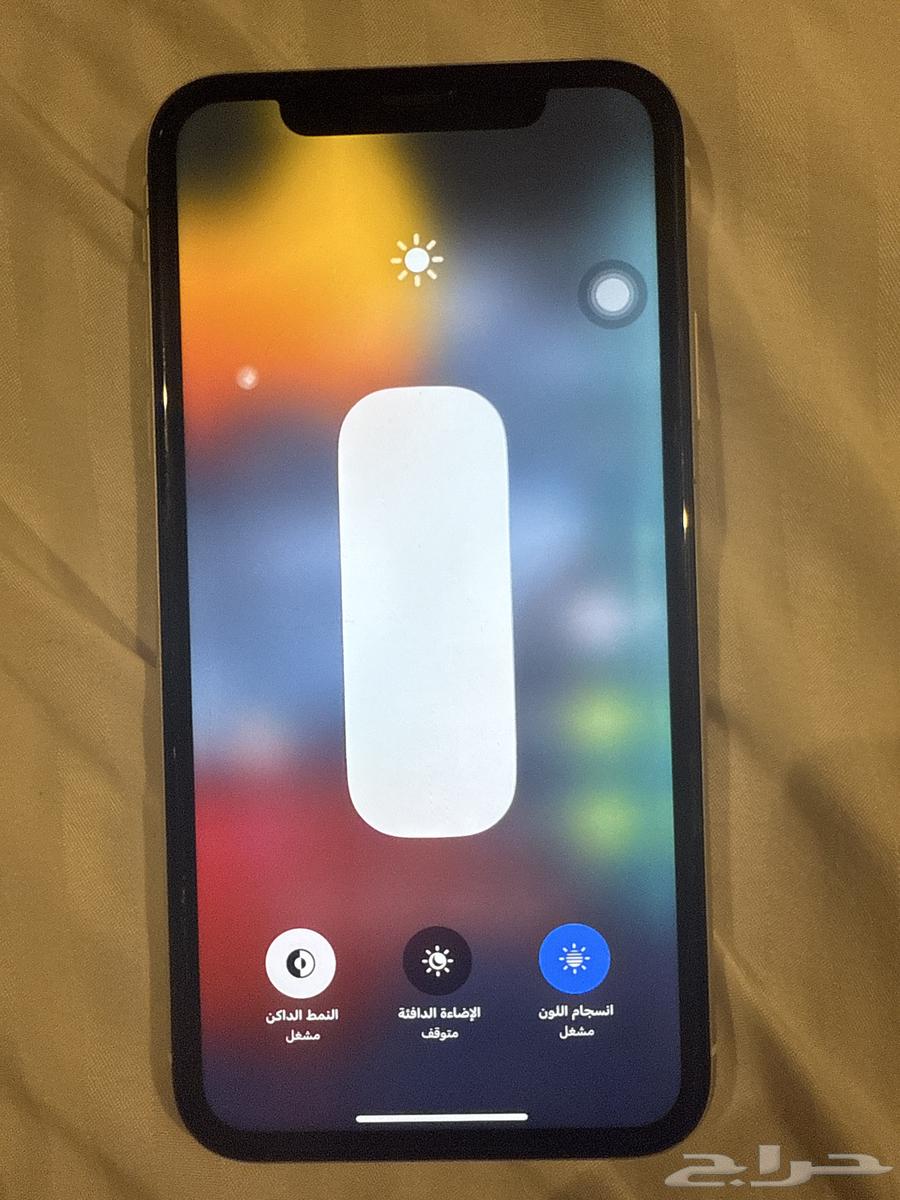 جوال ايفون11 والله ماجاه شي بس العيب البطاريه 64 وتراه صامل64233334878211112