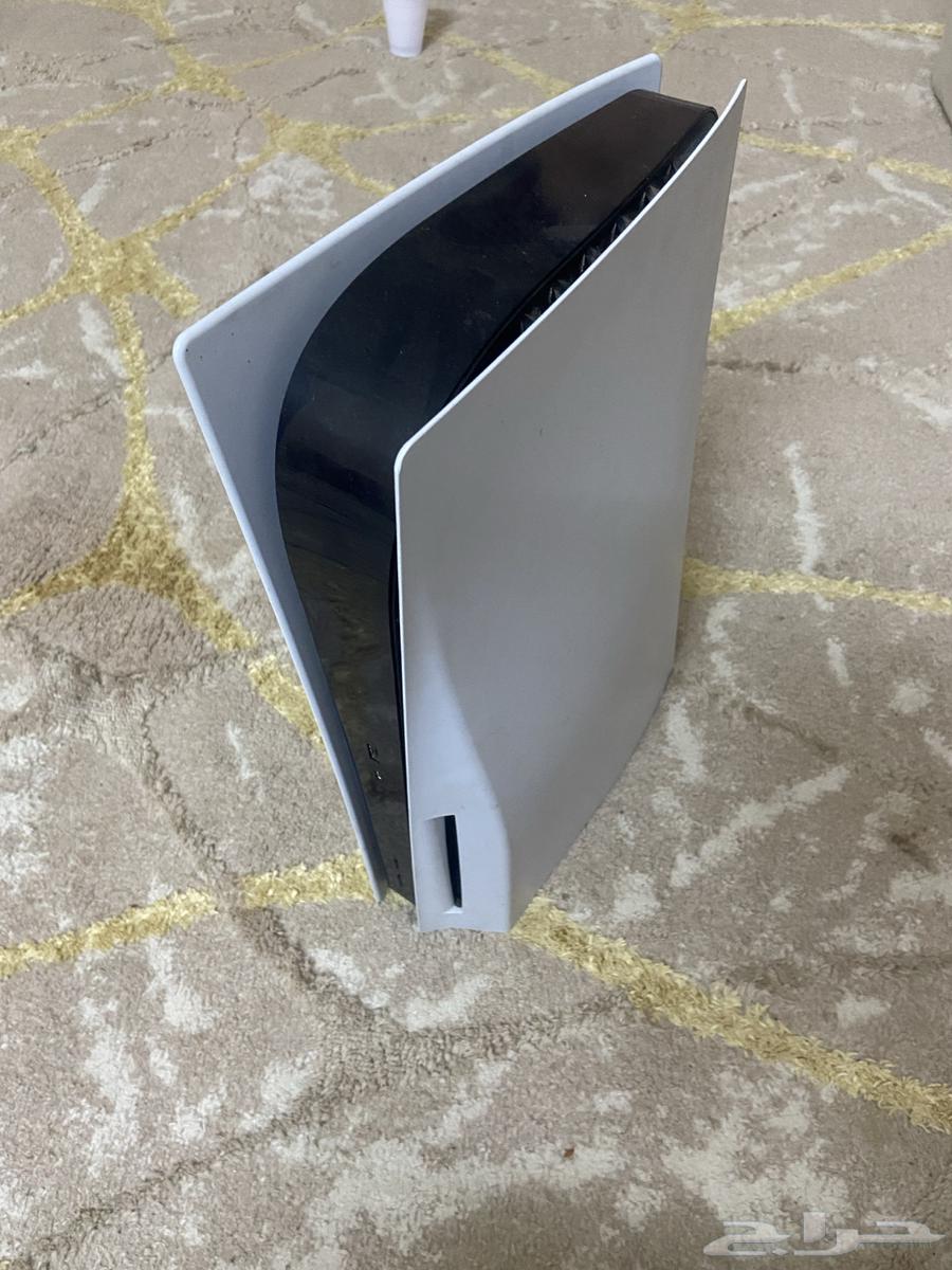 بلستيشن 5 معه 3 اشرطه و يدين وكل شي اصلي64246813654274111