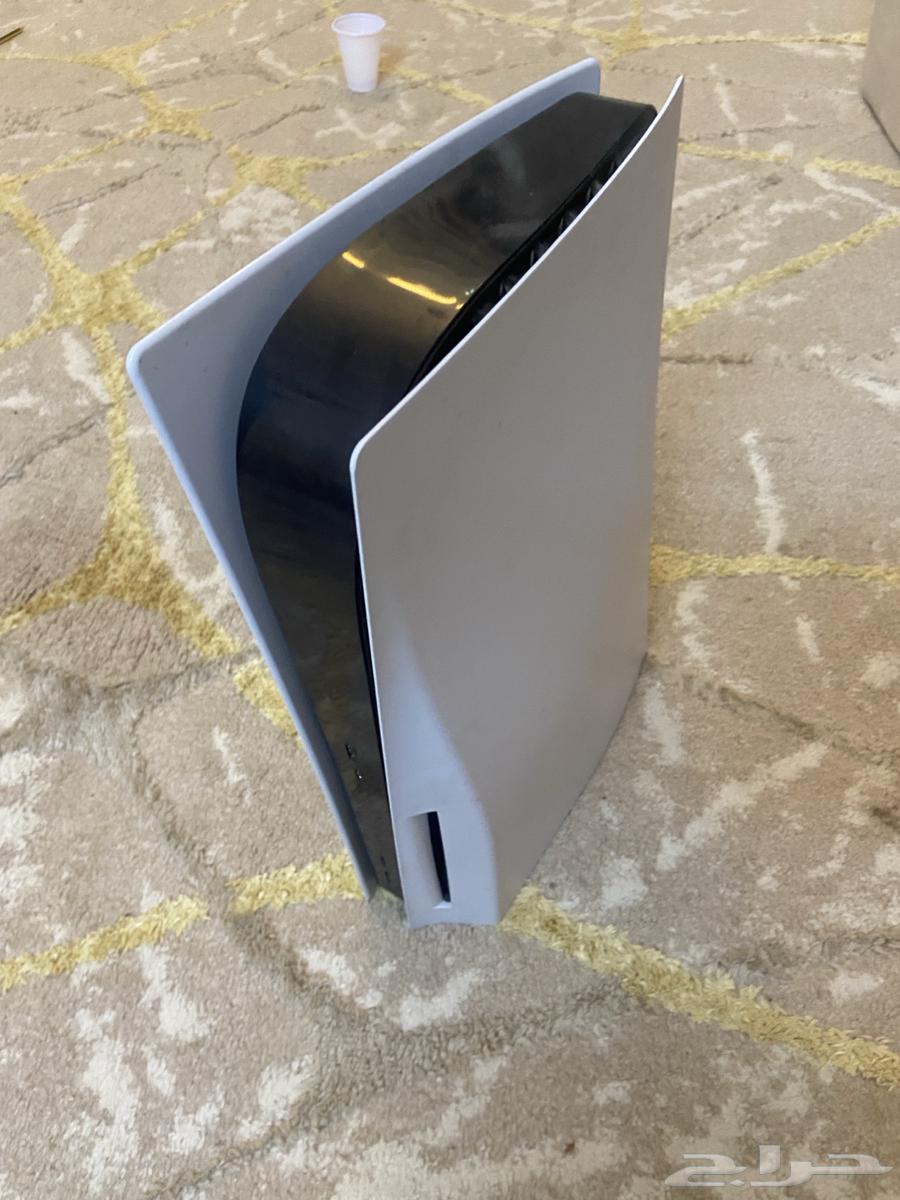 بلستيشن 5 معه 3 اشرطه و يدين وكل شي اصلي64246813654274110