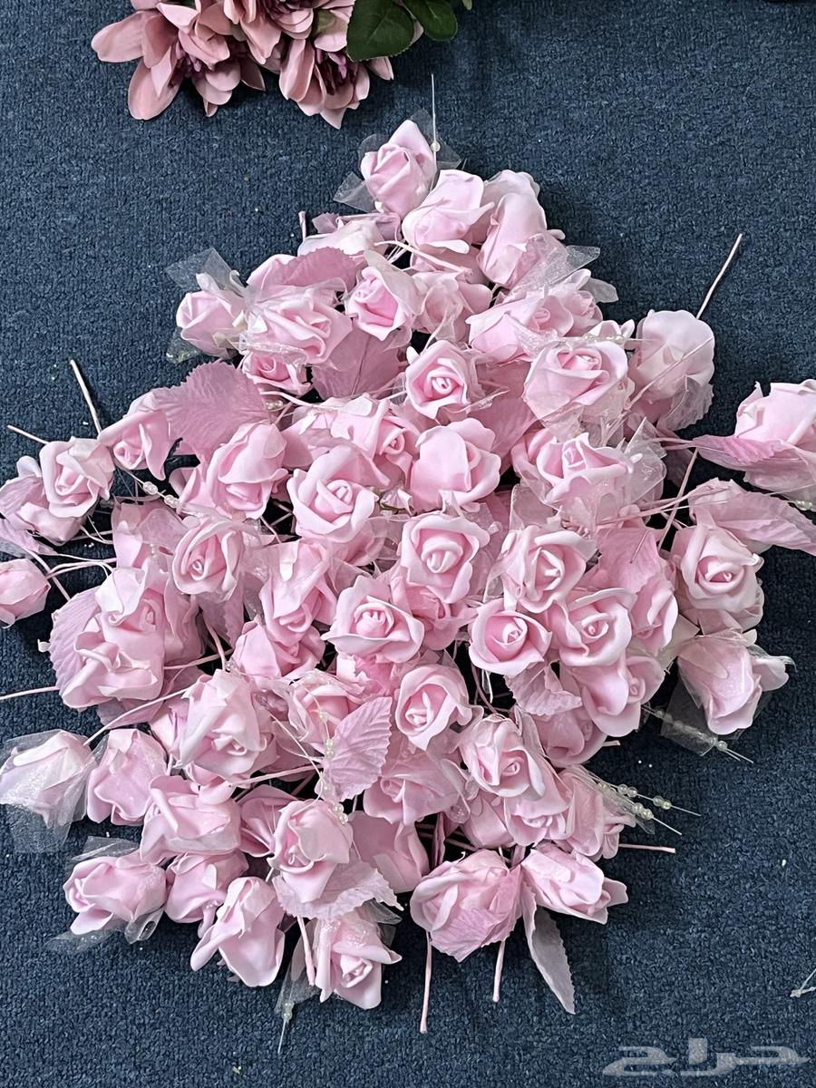 Floor table with iron legs and artificial roses at a reduced price64237078953219114