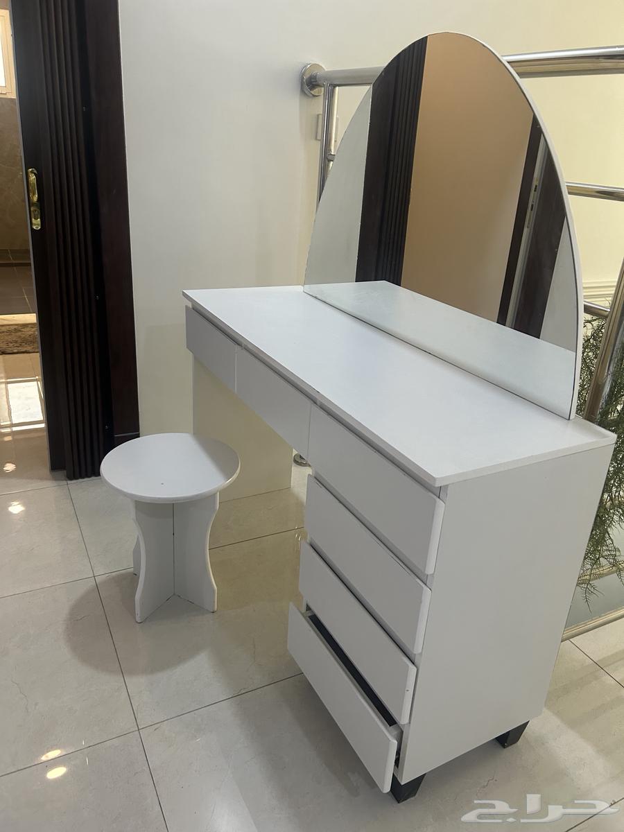 A small setup with a TV table that has slight scratches as shown in the photo64243691967618114