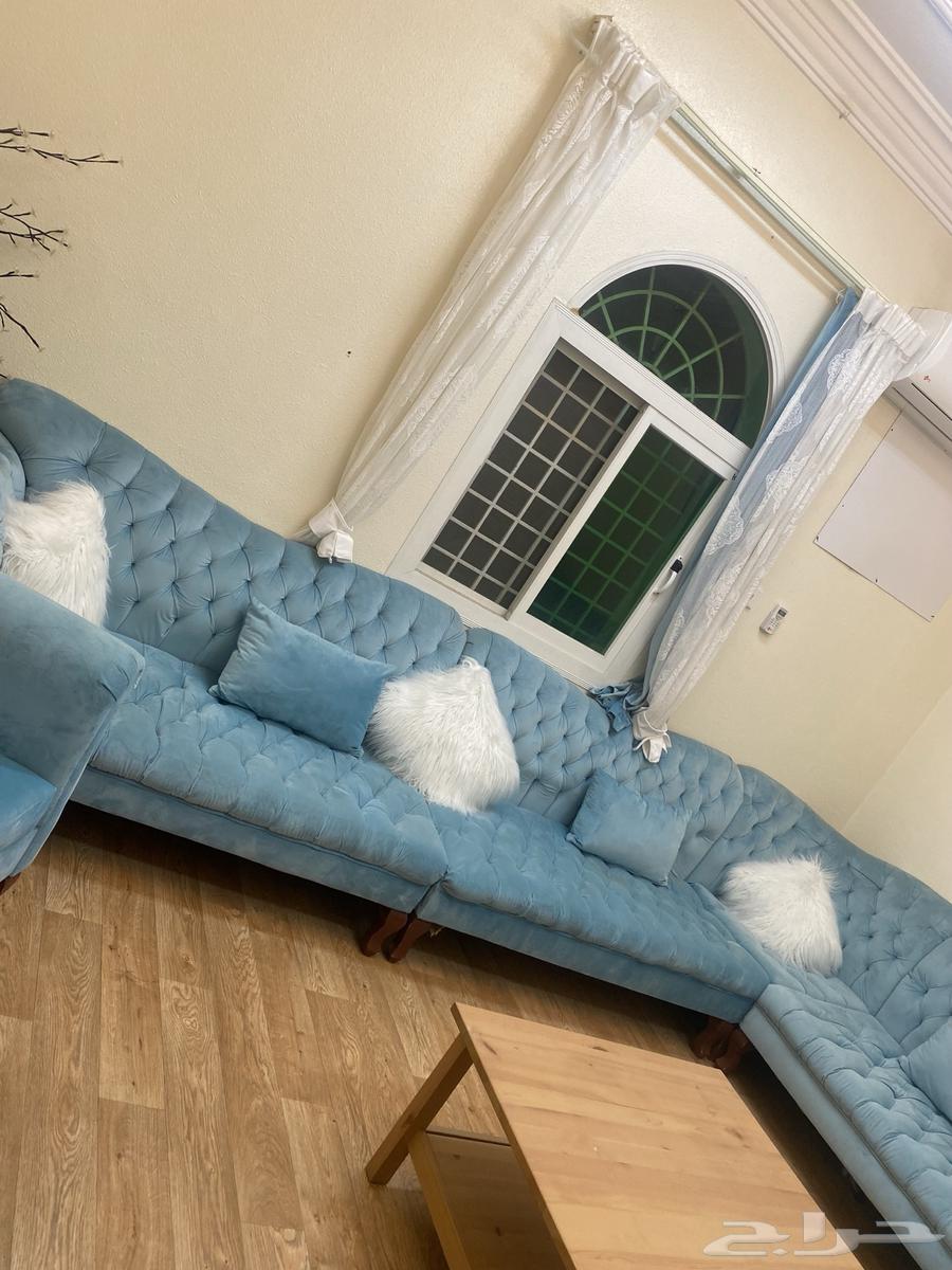 كنب نظيف مع الطاولات للبيع64253578688770112