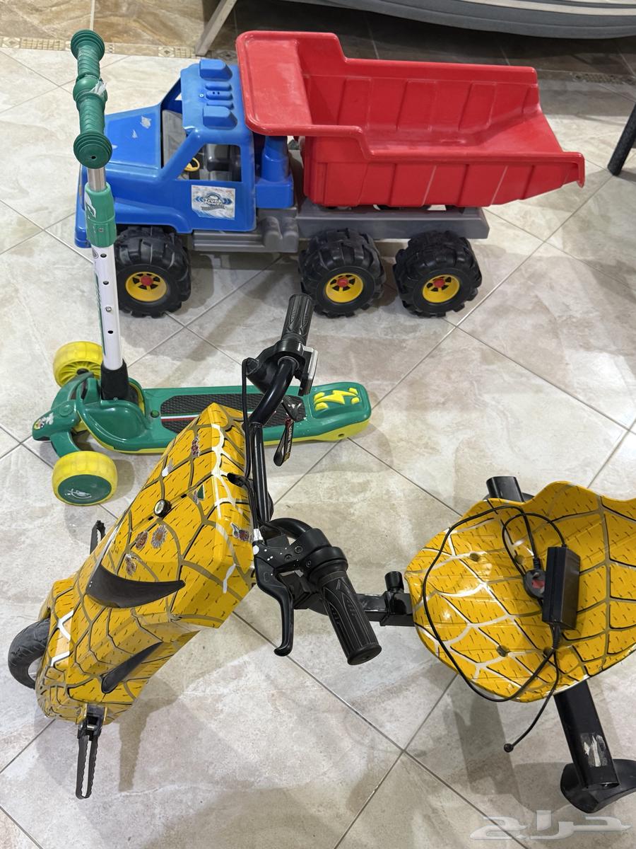 Battery scooter and regular scooter64252799757699110