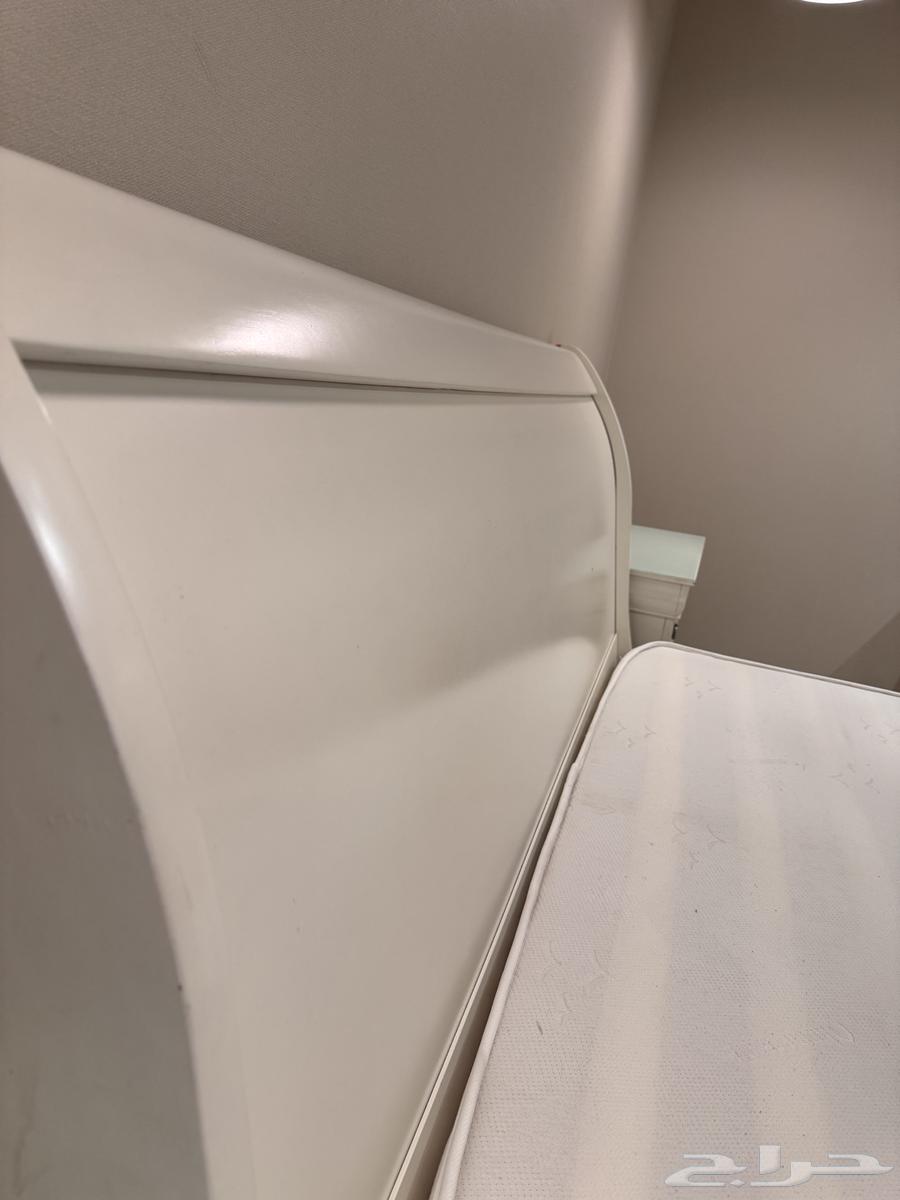 للبيع سرير مع المرتبة والكمدينتين   مقاس كنج 180 210 - ابيض64252314217729111