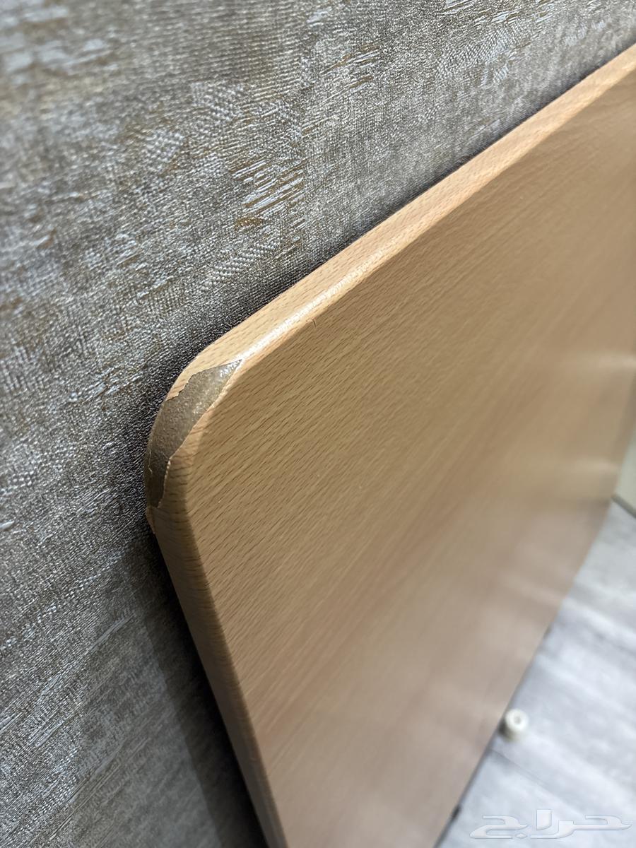 طاولة خشب فيها خدوش راح ابينها فالصور64249065870723111