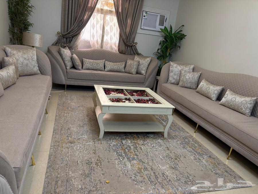 كنب اخو الجديدمع سجاد وطاوله اساسيه وطاولتين خدمه64235920898819110