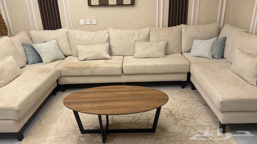 كنب البيع حرف U الكنب ولا فيه كسور ولا شي بس يحتاج غسيل64234297679106110