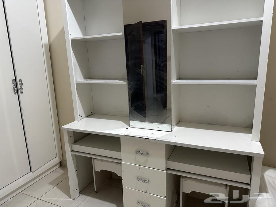 تسريحه كامله و معاها دولاب مكون من 5 ادراج للبيع64247510217089114