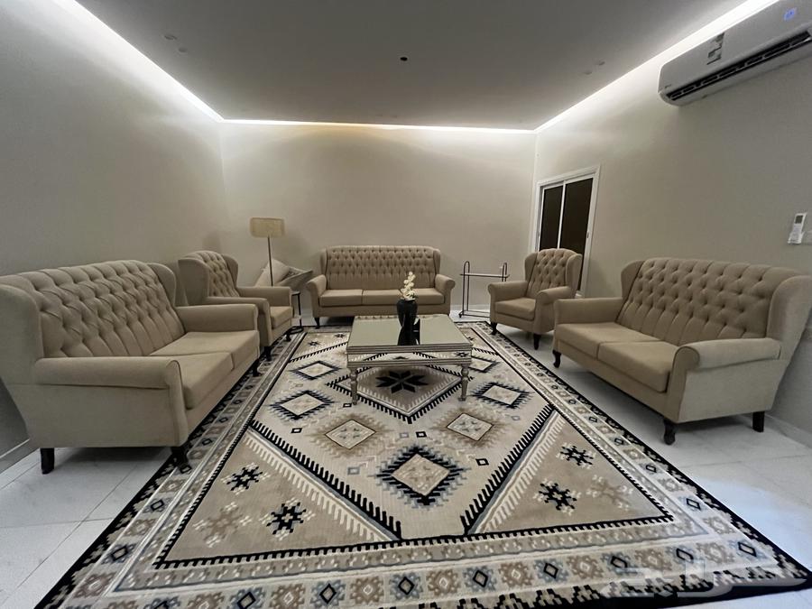 Sofa with its table, brand new and clean64234974674307112