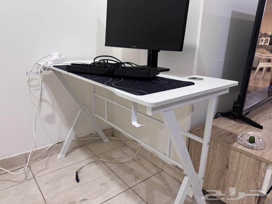 شاشة omen مع كيبورد وماوس شاشة مكفولة سنتين وطاولة غيمنغ64245288865154111