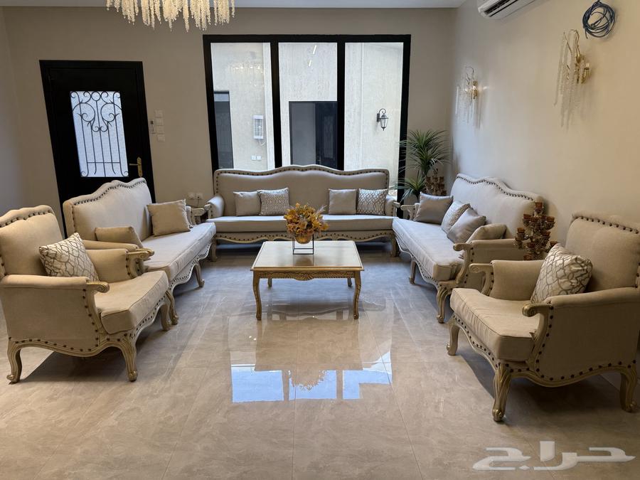 Sofa with 5 tables64236087697921110