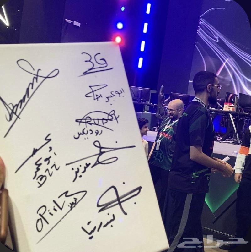 لوحة تجمع توقيع مشاهير فالكونز مع التاريخ64246989040259110