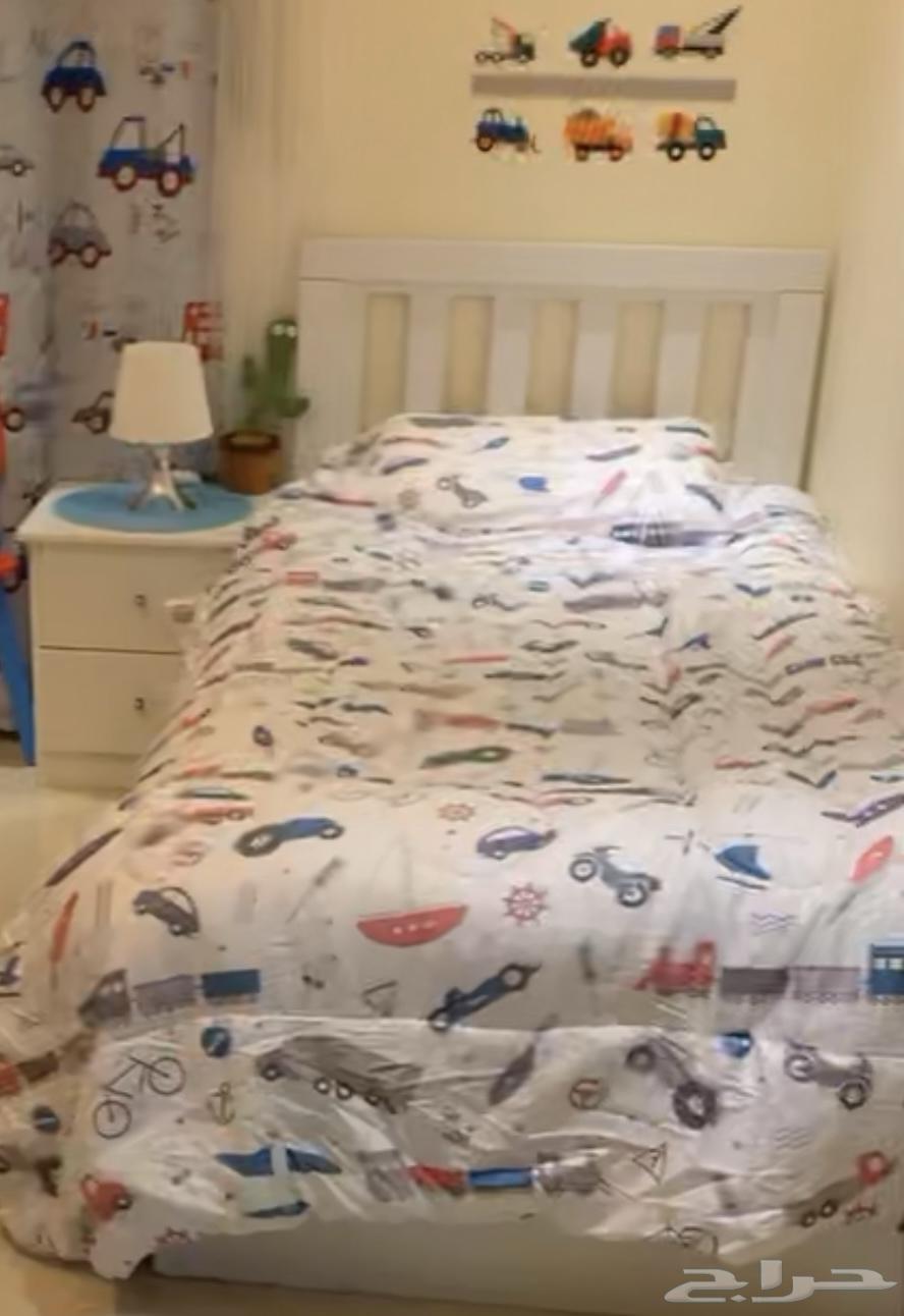 سرير مع كومدينه ومرتبه للبيع ب 200 ريال64235176117634110