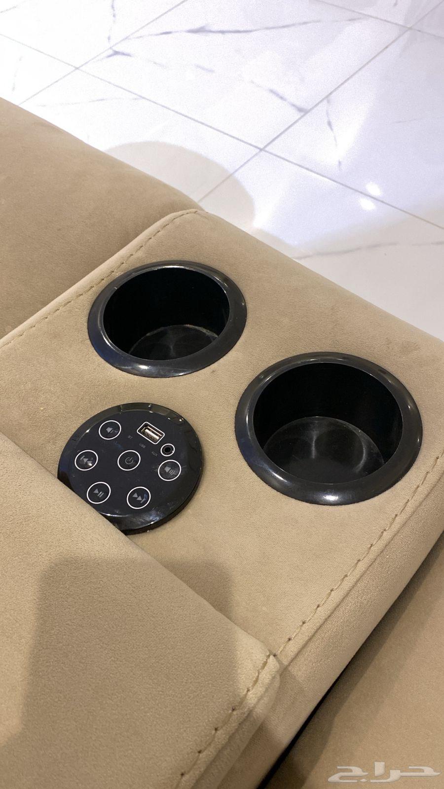 Clean, almost new, reclining cinema sofa with speaker64252986829954112