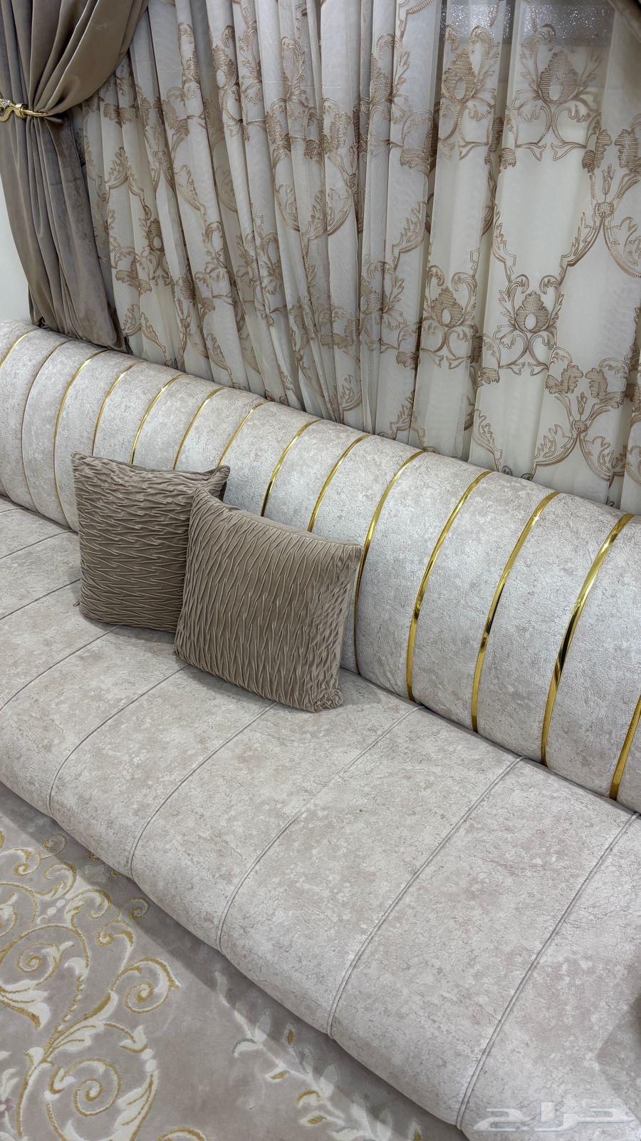 The floor is very clean64253285885955112