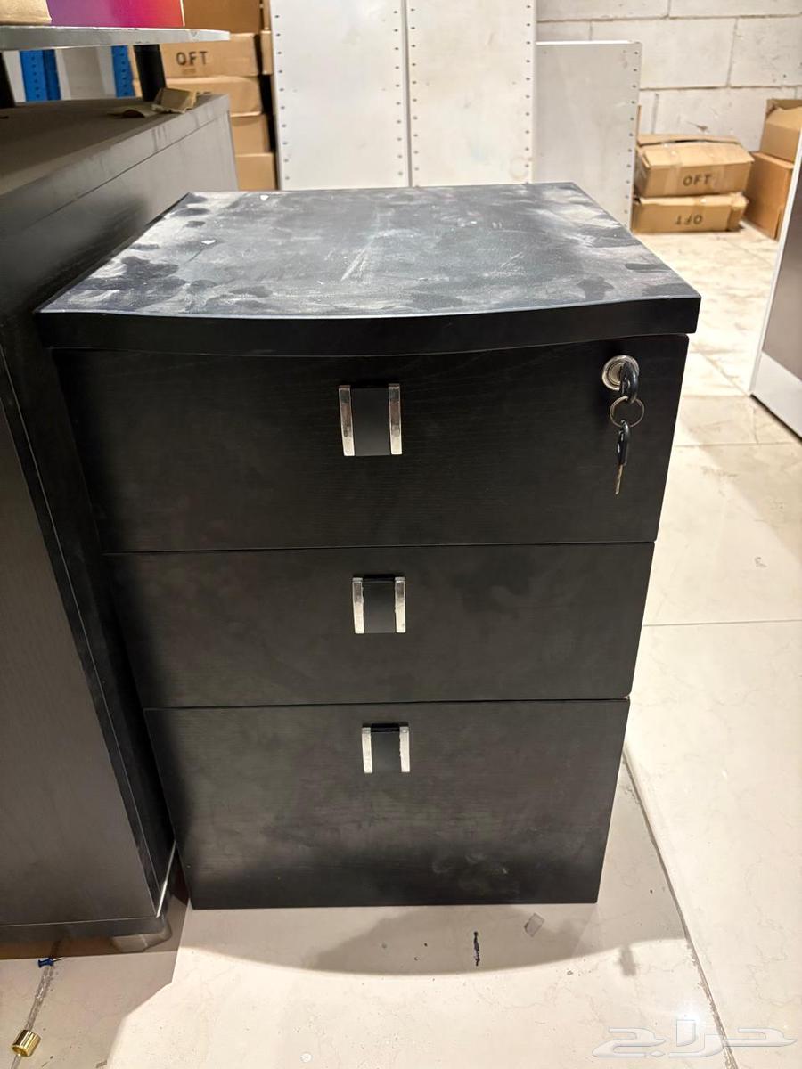 للبيع أثاث مكتبي مستخدم بحالة جيده64243692007298111