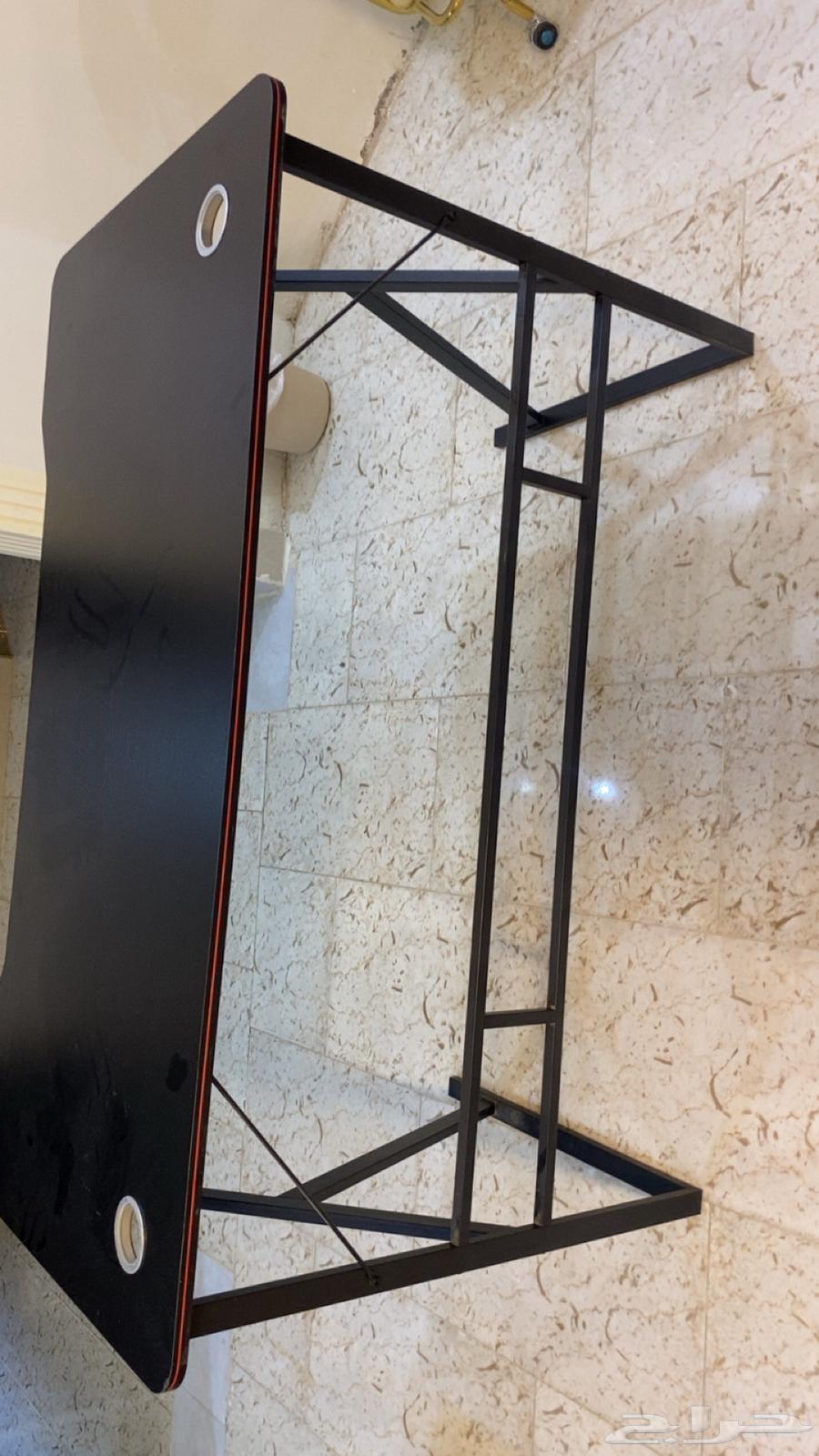 A new table, seriously no scratches, I want 100 riyals for the seminar64257562947203111