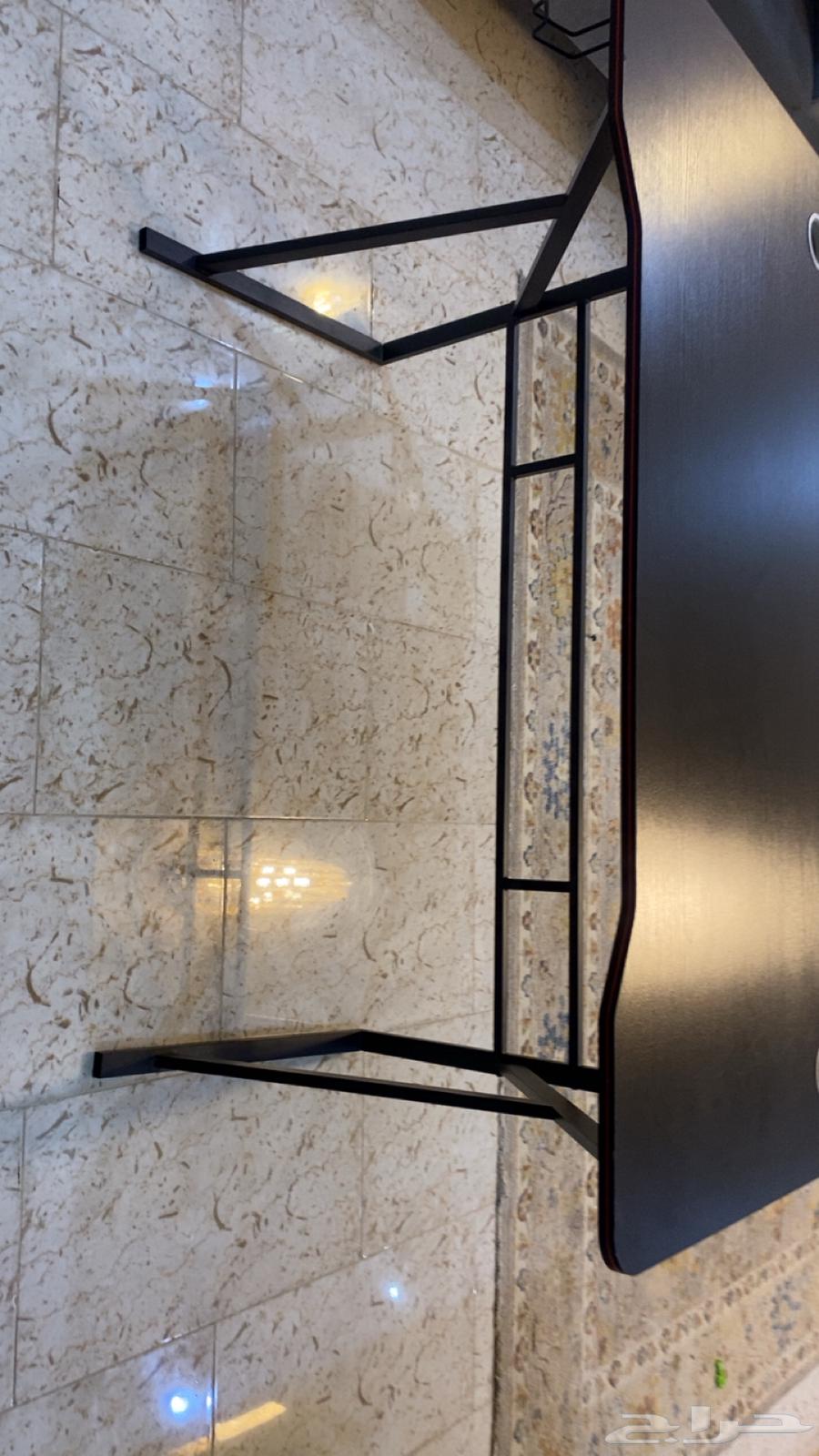 A new table, seriously no scratches, I want 100 riyals for the seminar64257562947203110